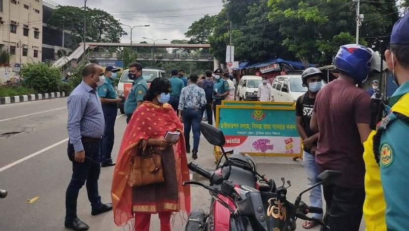 কঠোর বিধিনিষেধের তৃতীয় দিনেও রাজধানীর বিভিন্ন এলাকায় পৃথক জায়গায় র‍্যাব ও পুলিশের স্বাস্থ্য বিধি মানাতে অভিযান চলছে।( ছবি : জাহিদ রাকিব )