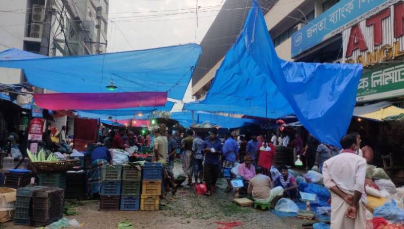রাজধানীর কারওয়ান বাজার ( ছবি : সুলতানা  আক্তার )