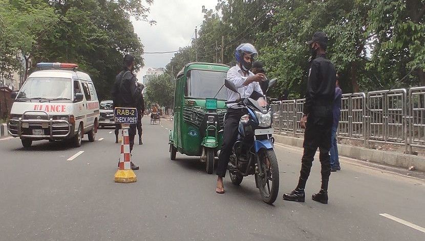 কঠোর লকডাউনের তৃতীয়দিনে র‌্যাবকে নিজের পরিচয়পত্র দেখাচ্ছেন এক মোটরসাইকেল চালক। ছবি-জাহিদ রাকিব।