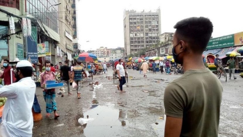 রাজধানীর ব্যস্ততম বাজার কারওয়ান বাজারের চিত্র। কঠোর লকডাউনের তৃতীয়দিনে কয়েকজন ক্রেতার উপস্থিতি চোখে পড়ে।