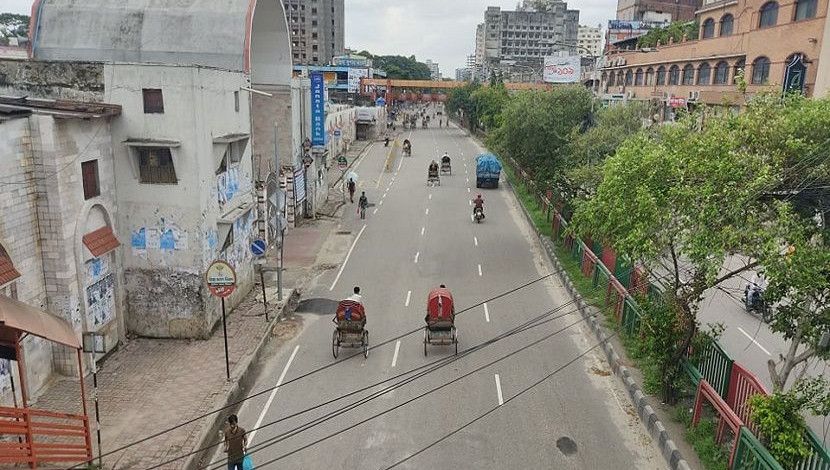 লকডাউনের তৃতীয়দিনে রাজধানীর নিউ মার্কেট এলাকার চিত্র। ছবি-জাহিদ রাকিব।