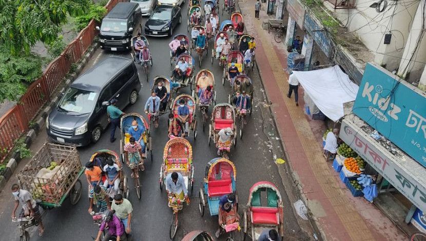 লকডাউনের চতুর্থ দিনে বেড়েছে মানুষের চলাফেরা ( ছবি: জাহিদ রাকিব)