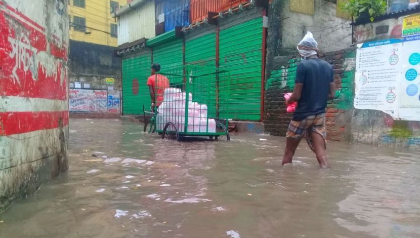 বৃষ্টিতে সড়কে জমেছে পানি। পশ্চিম রাজাবাজার, ফার্মগেট ছবি: আসমাউল মুত্তাকিন