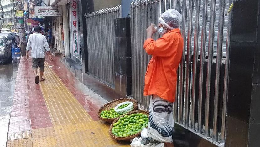 লকডাউন ও পানি ভেঙেই ফুটপাতে বাহির হচ্ছেন হকার। গ্রিন রোড, ফার্মগেট ছবি: আসমাউল মুত্তাকিন।