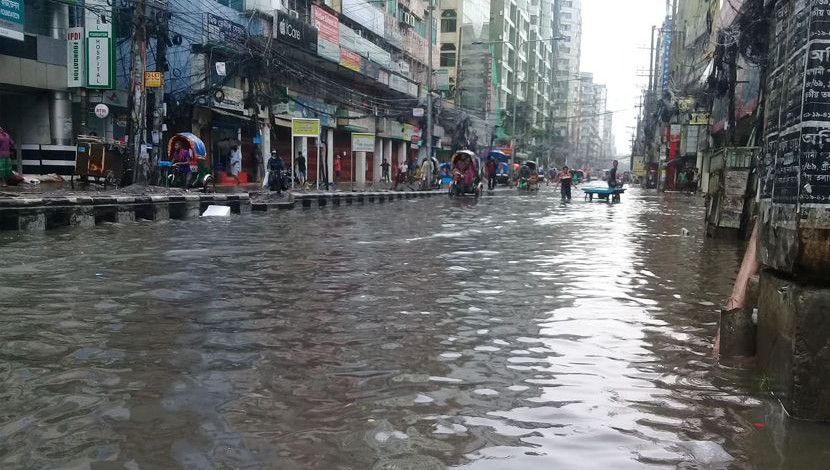 জলাবদ্ধতার মধ্যে মোটরসাইকেল ও রিকশায় যাত্রা। গ্রিন রোড, ফার্মগেট ছবি: আসমাউল মুত্তাকিন।