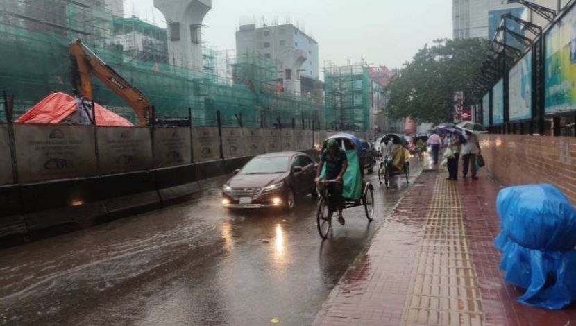 বৃষ্টিতে কারওয়ান বাজার এলাকা ( ছবি: সুলতানা আক্তার)