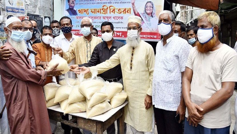 খুলনায় করোনায় কঠোর লকডাউনে কর্মহীন ট্রাক শ্রমিকদের মাঝে প্রধানমন্ত্রী প্রদত্ত খাদ্যসামগ্রী বিতরণ। ছবি-পিআইডি।