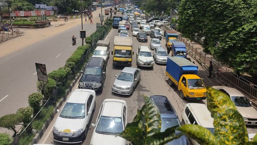 লকডাউনের ৫ম দিনে বনানী সড়কে চেকপোস্ট রাস্তায় ১ কি.ম. এলাকা জুড়ে তীব্র যানজট ( ছবি. জাহিদ রাকিব )