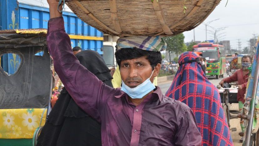 জীবিকার তাগিদে ছুটছে মানুষ। ছবি- মেহেদী হাসান রাজু, সাভার