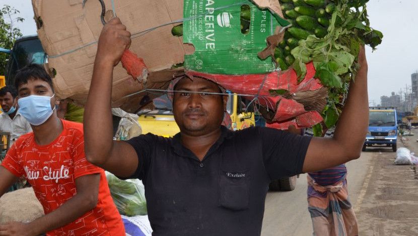 জীবিকার তাগিদে করোনা ভয় উপেক্ষিত! ছবি- মেহেদী হাসান রাজু, সাভার