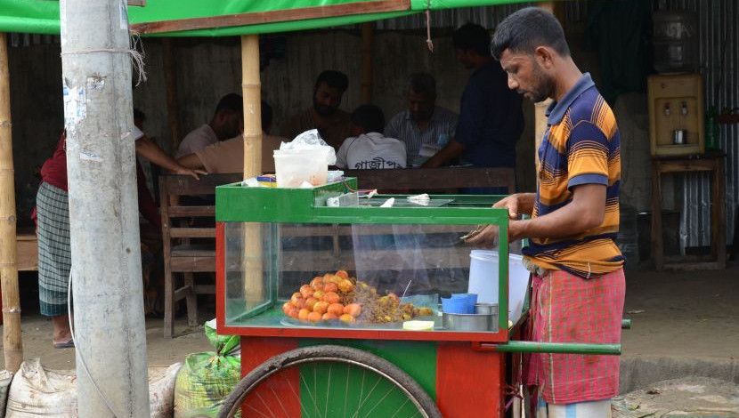 স্বাস্থ্যবিধি উপেক্ষিত ফুটপাতের খাবার দোকানে। ছবি- মেহেদী হাসান রাজু, সাভার