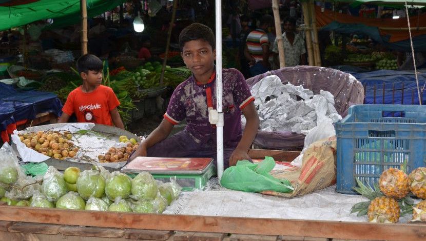 শিশু ব্যবসায়ী...ছবি-মেহেদী হাসান রাজু, সাভার