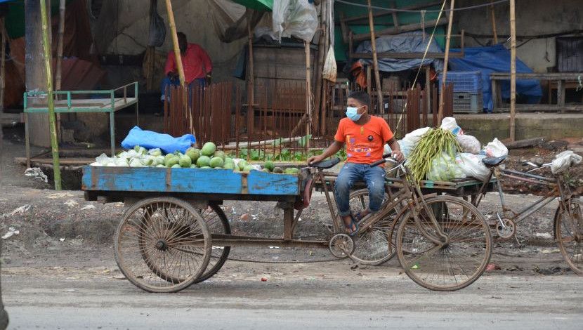 ক্রেতার অপেক্ষায়...!ছবি- মেহেদী হাসান রাজু, সাভার