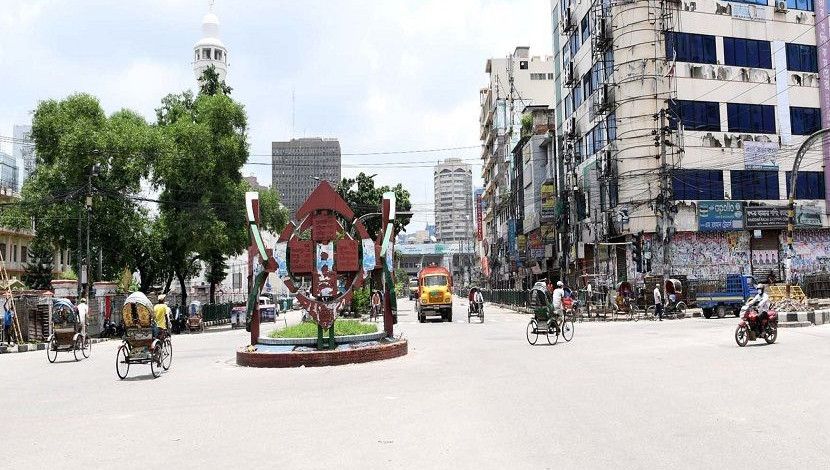 কঠোর লকডাউনের পঞ্চম দিনে রাজধানী ঢাকার জিপিও মোড়ের চিত্র।