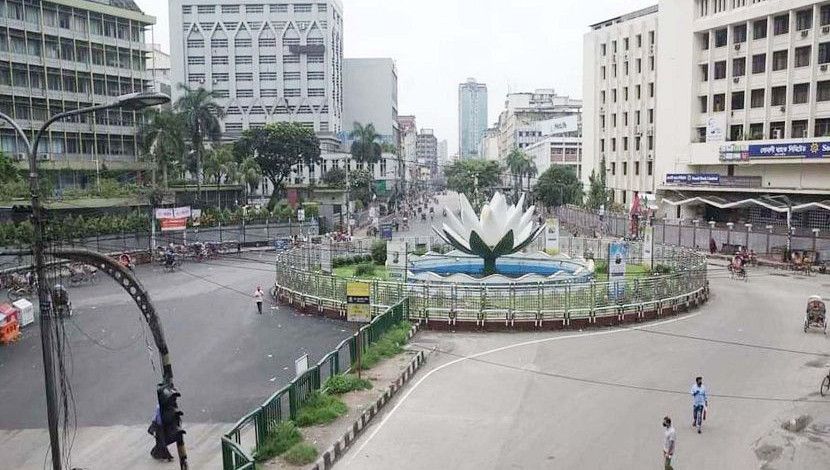 কঠোর লকডাউনের পঞ্চম দিনে রাজধানীর শাপলা চত্বরের চিত্র।