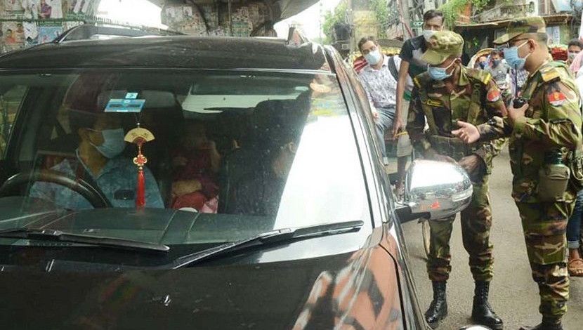 কঠোর লকডাউনের পঞ্চম দিনে রাজধানীর ওয়ারিতে সেনাবাহিনীর তৎপরতা।