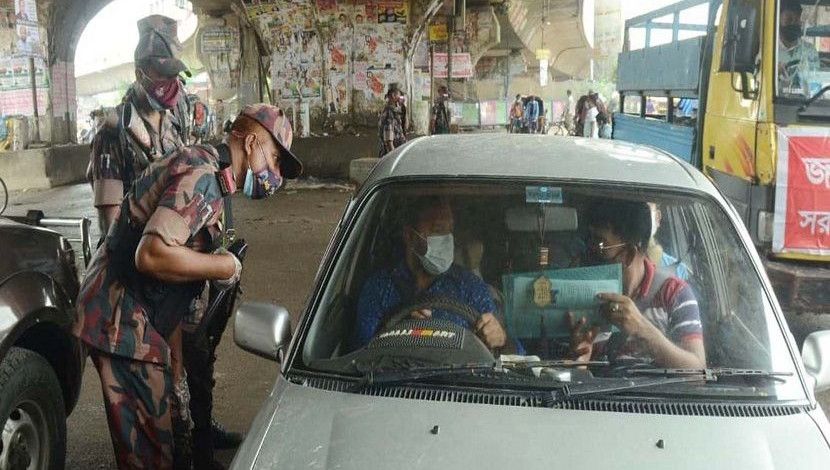 কঠোর লকডাউনের পঞ্চম দিনে রাজধানীর ওয়ারিতে বিজিবির তৎপরতা।