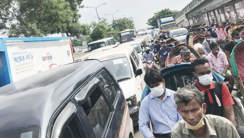 ব্যাংক ও জরুরি সেবা প্রতিষ্ঠান খোলা থাকায় রাজধানীর বিভিন্ন চেকপোস্টে দেখা গেছে জ্যাম। সরকারি ও বিভিন্ন সেবামূলক প্রতিষ্ঠানের গাড়ি, পণ্যবাহী বাহন ছাড়াও কিছু রিকশা-ভ্যান চলেছে। ছবি : রামপুর, বাংলাদেশ টেলিভিশন কার্যালয়ের সামনে।