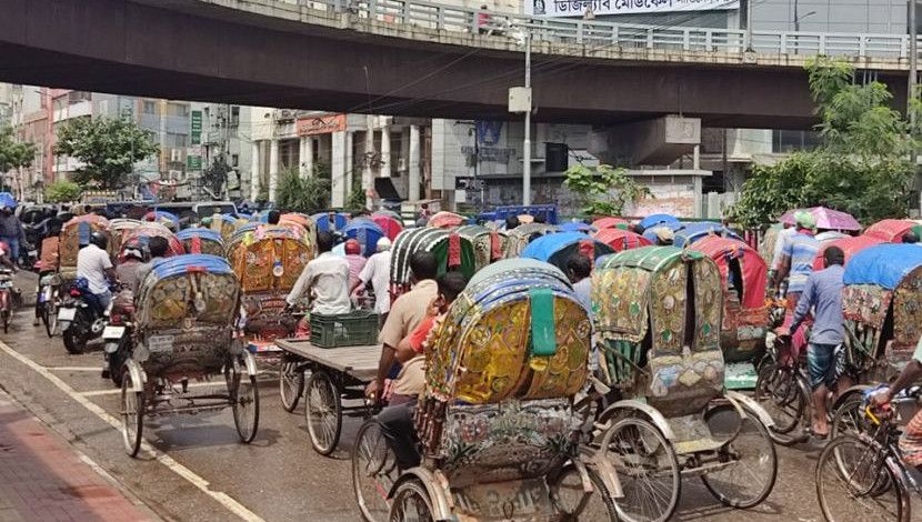 লকডাউনে বেড়েছে প্রাইভেট কার ও রিকশা চলাচল।  ছবি: জাহিদ রাকিব
