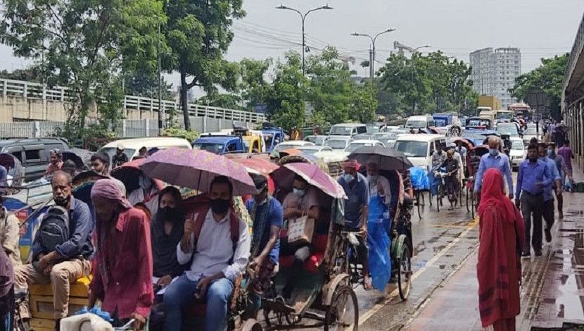 রাজধানীতে সাধারণ মানুষের চলাচল বাড়ছে। কোথাও কোথাও সৃষ্টি হয় যানজট। ছবি-জাহিদ রাকিব।