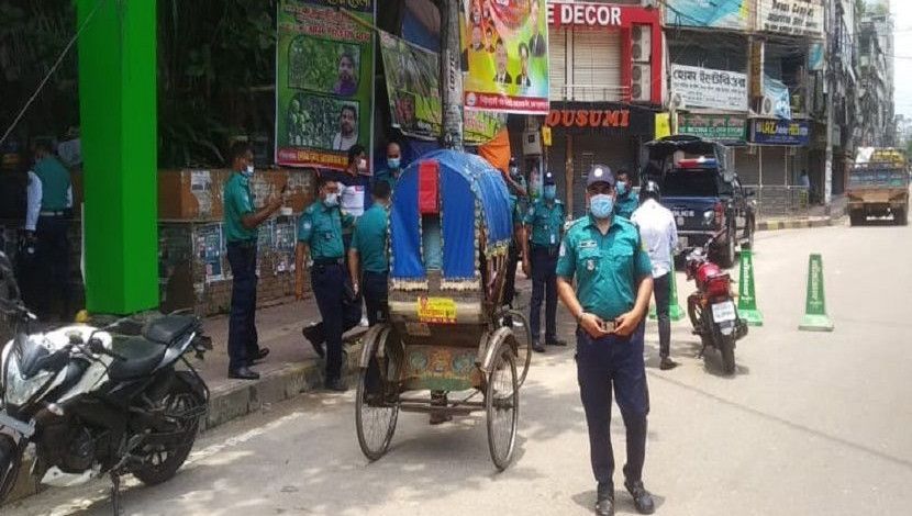 লকডাউনের ষষ্ঠদিনে রাজধানীতে পুলিশের চেকপোস্ট। ছবি-জাহিদ রাকিব।