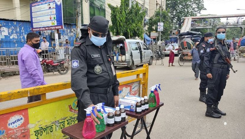 লকডাউনে একদিকে অভিযান, অন্যদিকে হ্যান্ড স্যানিটাইজার ও বিভিন্ন উপকরণ বিতরণ করে র‌্যাব।