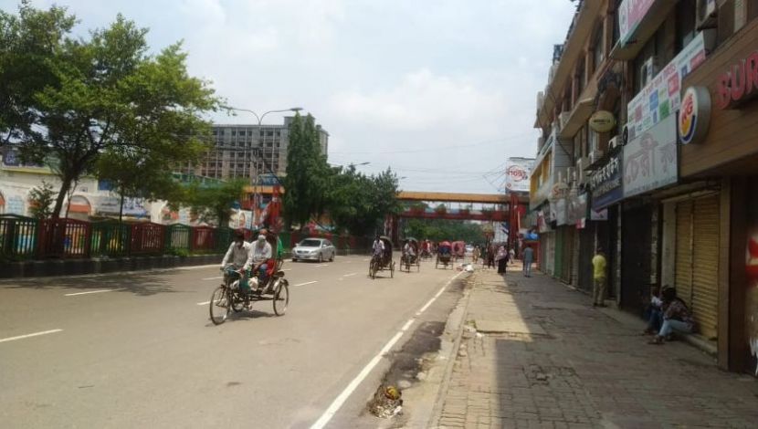 রাজধানীর কিছু এলাকা ছিলো অনেকটাই ফাঁকা। সড়কজুড়ে রিকশার দাপট।
