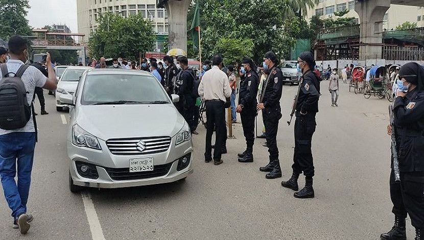 রাজধানীর শাহবাগে র‌্যাব-৩ এর  ভ্রাম্যমাণ আদালত।  ছবি: সান নিউজ।