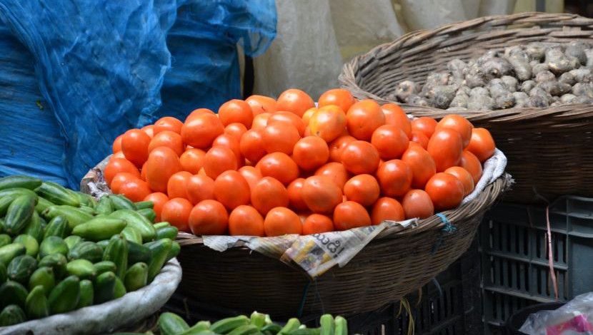 বাজারে টাটকা টমেটো। ছবি- মেহেদী হাসান রাজু, সাভার