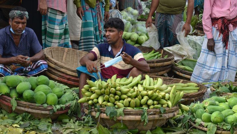 স্বাস্থ্যবিধি উপেক্ষিত সবজির বাজারে। ছবি- মেহেদী হাসান রাজু, সাভার