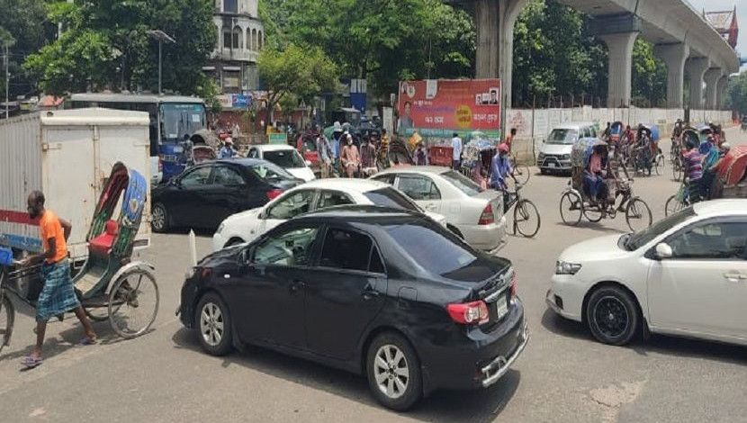 লকডাউনের ষষ্ঠদিনে দুপুর দেড়টায় রাজধানীর শাহবাগ মোড়ের চিত্র। ছবি: সান নিউজ।