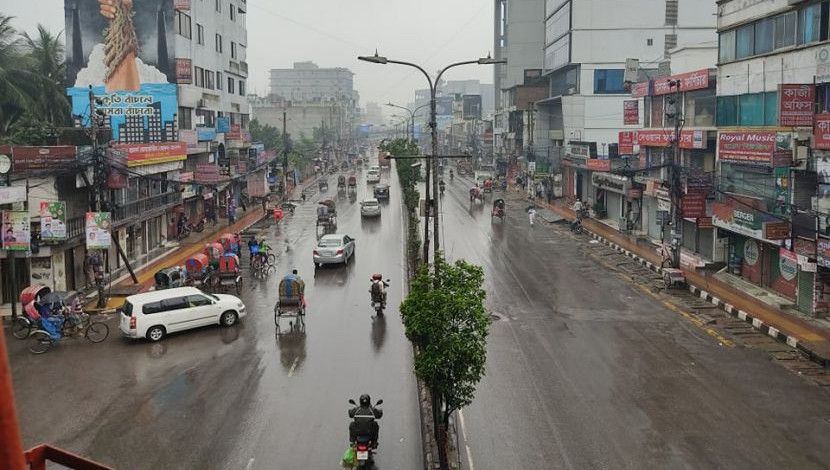 কঠোর লকডাউনের সপ্তম দিনের শুরুতে সূর্যের দেখা মিললেও বেলা বাড়ার সাথে সাথে শুরু হয় গুড়িগুড়ি বৃষ্টি। রাজধানীর সড়কগুলোও ফাঁকা -ছবি: সান নিউজ