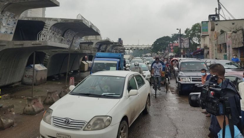 রাজধানীর সড়কে গণপরিবহন না থাকলেও বাড়তি চাপ সৃষ্টি করছে প্রাইভেট যানগুলো। কঠোর লকডাউনের সপ্তম দিনেও অন্যান্য দিনের মতোই শুরু হয়েছে দিনটি।