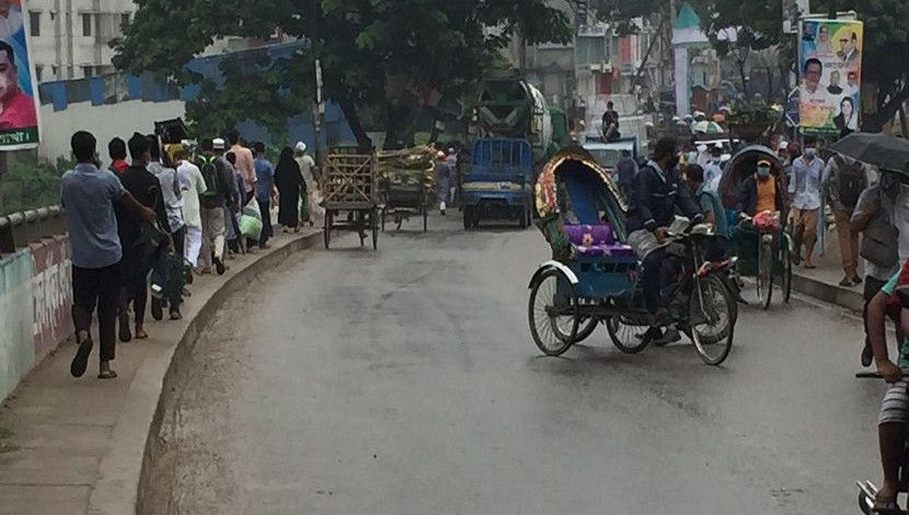 বসিলা ব্রিজের এপারে মোহাম্মদপুর, ওপারে কেরানিগঞ্জ। উভয়পাশ থেকেই ব্রিজের উপর দিয়ে রিকশা ও গাড়ি চলাচল নিষিদ্ধ। কিন্তু কে শোনে কার কথা! প্রতিমুহূর্তে মানুষের চলাচল দেখে মনে হয়, যাচ্ছে যেন দাবি-দাওয়া আদায়ের মিছিল! ছবি: সান নিউজ।