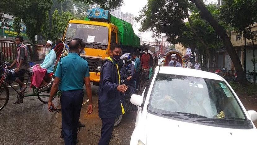 লকডাউনের অষ্টমদিনে রাজধানী ঢাকার ধানমন্ডির সিটি কলেজ এলাকার চিত্র। যানবাহন নিয়ন্ত্রণে হিমশিম খাচ্ছে আইনশৃঙ্খলা রক্ষাকারী বাহিনী ছবি: সান নিউজ।