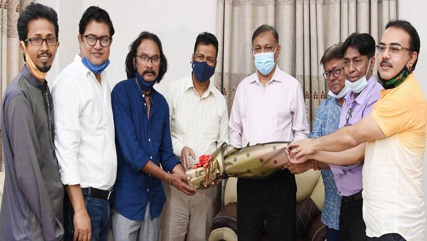 তথ্য ও সম্প্রচারমন্ত্রী ড. হাছান মাহমুদের সাথে তার সরকারি বাসভবনে সাক্ষাৎ করেছেন ডিরক্টর গিল্ডস ও অভিনয় শিল্পী সংঘের নেতৃবৃন্দ। এ সময় তাকে ফুল দিয়ে শুভেচ্ছা জানানো হয়। উপস্থিত ছিলেন তথ্য ও সম্প্রচার সচিব মো. মকবুল হোসেন।