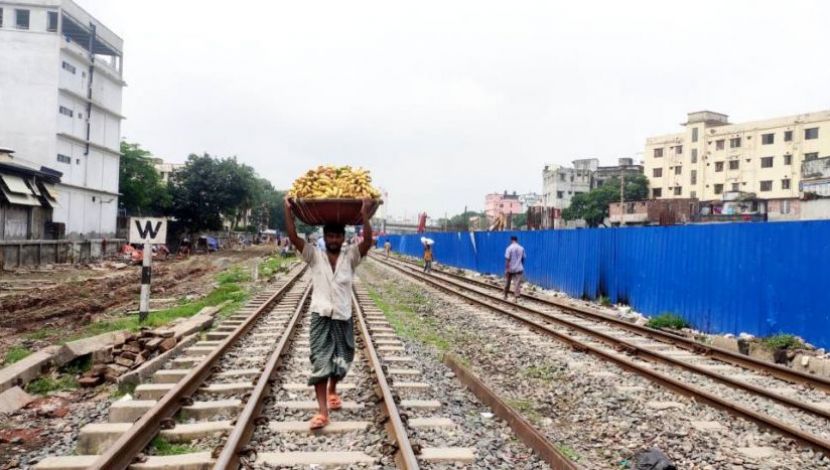 মাস্ক বিহীন কলা বিক্রেতা (ছবি. সুলতানা আক্তার)
