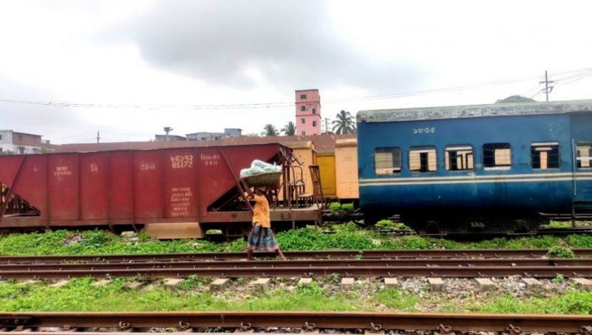 জীবিকার তাগিদে এই পথ চলা ( ছবি. সুলতানা আক্তার )