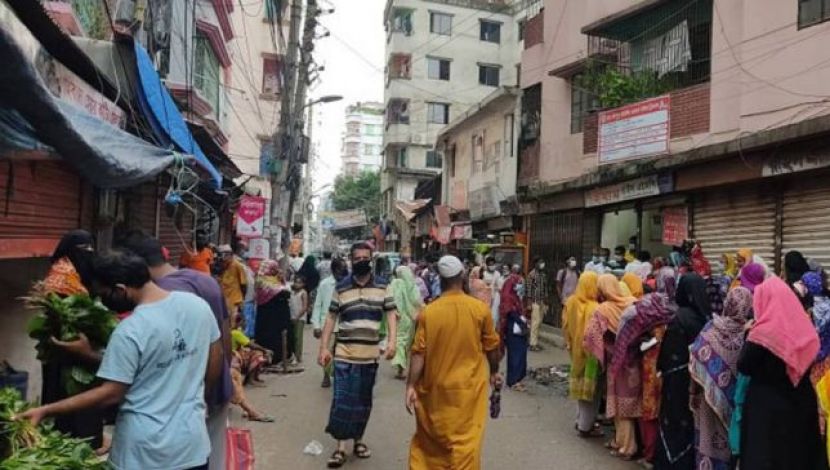 অলিগলিতে  চলছে মানুষের অবাধ চলাচল ( ছবি. জাহিদ রাকিব )