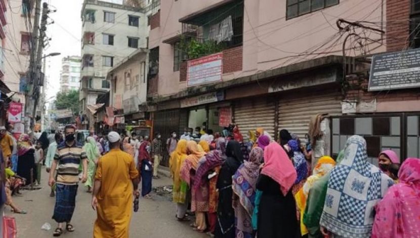 টিসিবি পন্য কিনতে ক্রেতাদের দীর্ঘ লাইন ( ছবি. জাহিদ রাকিব)