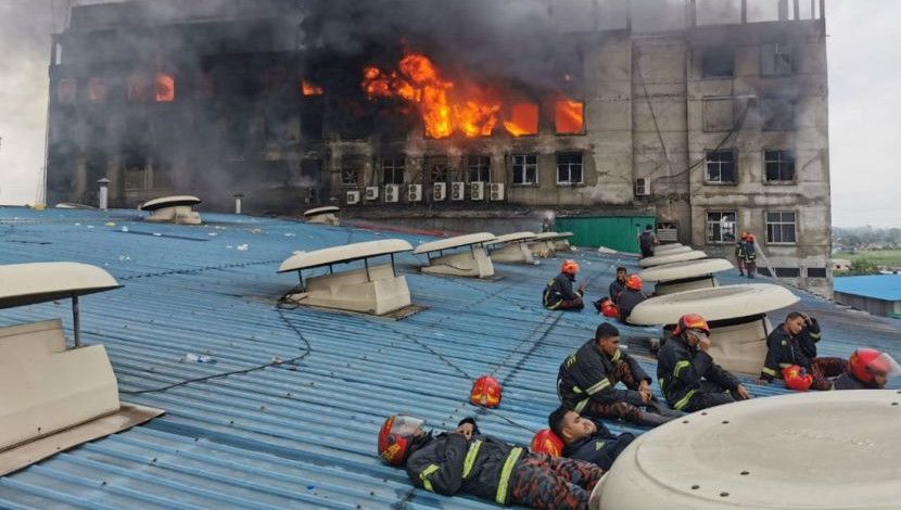 একটানা কাজ করতে করতে ক্লান্ত ফায়ার সার্ভিসের কর্মীরা