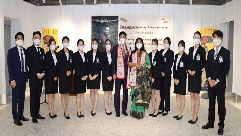 দক্ষিণ কোরিয়ার সিউলস্থ বাংলাদেশ দূতাবাসের উদ্যোগে জাতির পিতা বঙ্গবন্ধু শেখ মুজিবুর রহমানের জীবন ও কর্মের ওপর আয়োজিত পাঁচ দিনব্যাপী এক আলোকচিত্র প্রদর্শনী শুরু হয়েছে। ৯ হতে ১৩ই জুলাই পর্যন্ত প্রতিদিন সকাল ১০ টা থেকে সন্ধ্যা ৭ টা পর্যন্ত উন্মুক্ত থাকবে।