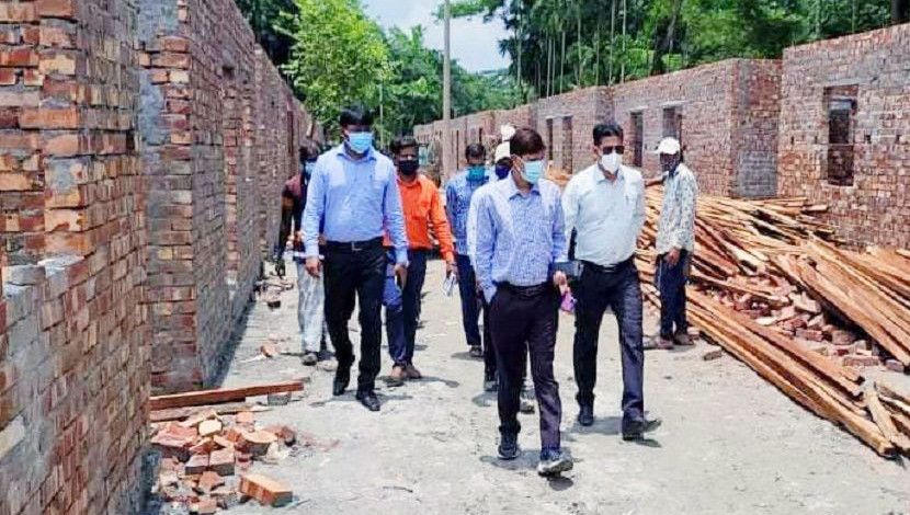 ভোলায় শুক্রবার আশ্রায়ণ প্রকল্পের নির্মিত ঘরসমূহ পরিদর্শণ করেন জেলা প্রশাসক।