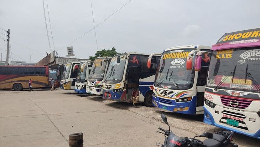 সড়কে গণপরিবহন ছাড়া  চলছে সবই ( জাহিদ রাকিব)