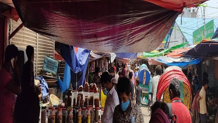 করোনাভাইরাস প্রতিরোধে কঠোর লকডাউনেও মানা হচ্ছে না বিধিনিষেধ। ছবিটি মোহাম্মদপুর কৃষি মার্কেট থেকে ছবি তুলেছেন জাহিদ রাকিব।