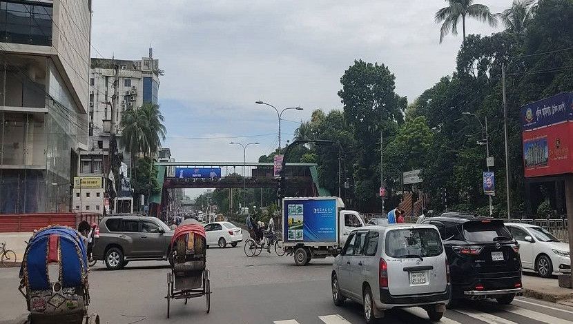 রাস্তায় গণপরিবহণ ছাড়া সব গাড়ি চলছে। ছবি: জাহিদ রাকিব।