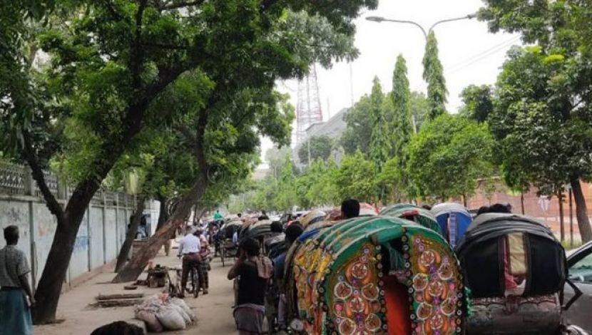 বাড়ছে মানুষের চলাচল ( জাহিদ রাকিব)