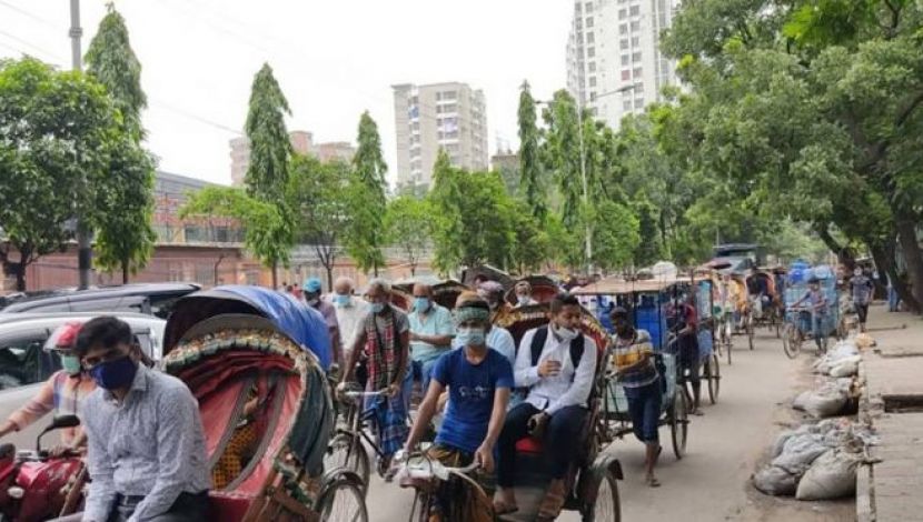 শহরে  রিকশার  চলাচল (জাহিদ  রাকিব)
