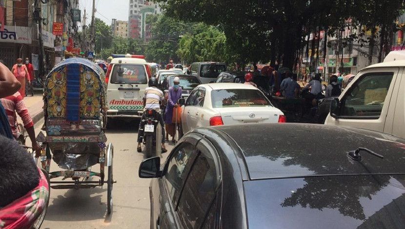 কঠোর লকডাউনের ১২তম দিনে রাজধানীর পান্থপথ গ্রীণ রোডের চিত্র। ছবি: সান নিউজ।