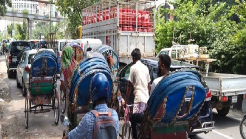 কঠোর লকডাউনের ১২তম দিনে রাজধানীতে অবাধে চলছে রিক্সা। ছবি: সান নিউজ।